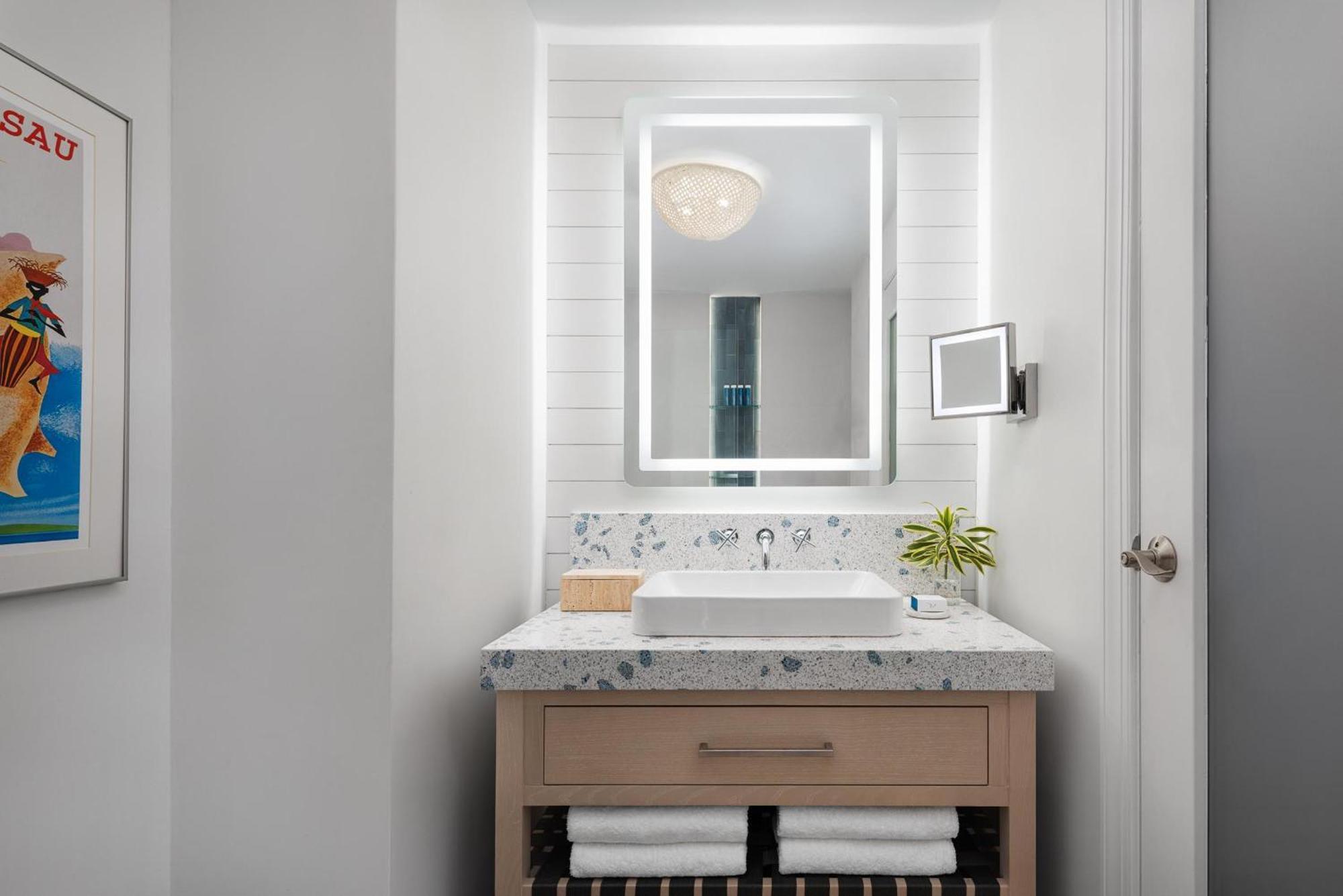 Suite Fronte Spiaggia East Bay con Accesso Diretto alla Piscina, Patio, Maggiordomo e Vasca da Bagno Tranquility