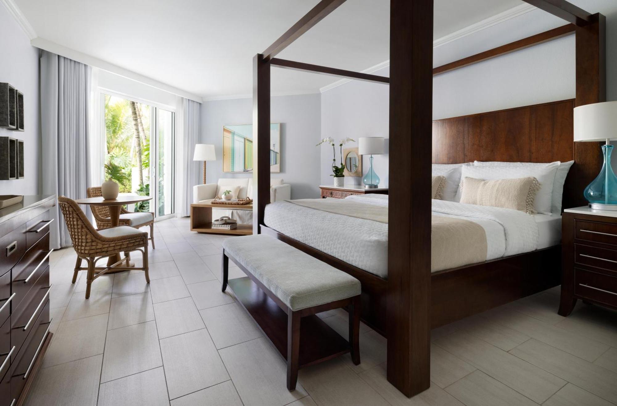 Junior Suite Oversize Club Level West Bay con Accesso Diretto alla Piscina